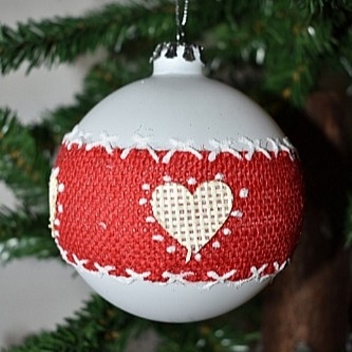 Χριστουγεννιάτικη γυάλινη άσπρη μπάλα με κόκκινη γάζα κα καρδιές