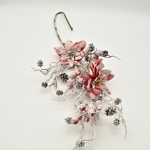 Χριστουγεννιάτικο χιονισμένο διακοσμητικό κλαδί με berries, κουκουνάρια και μικρά αλεξανδρινά λουλούδια