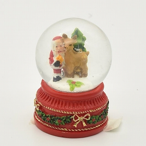 Μικρή χιονόμπαλα με άγιο βασίλη και ελαφάκι