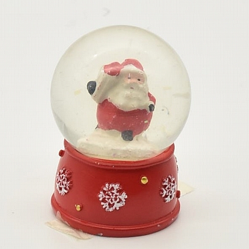 Μικρή χιονόμπαλα με άγιο βασίλη