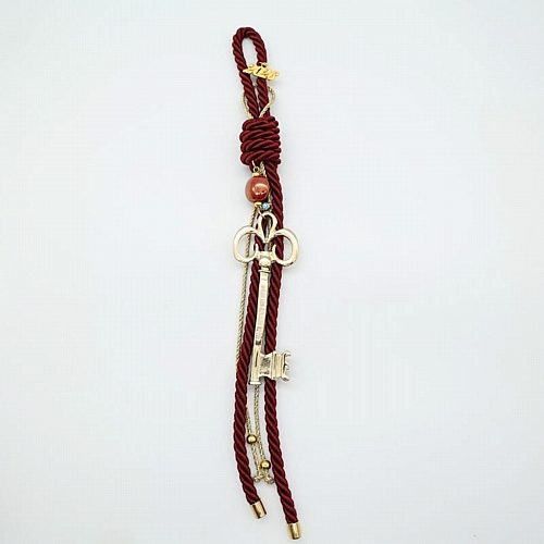 Κρεμαστό Μπορντό Γούρι 2026 με Μεταλλικό Χρυσό Κλειδί